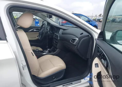 2017 Infiniti Qx30 Premium z USA, uszkodzony, nr VIN SJKCH5CR7HA031374